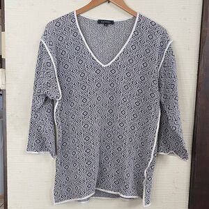 Cotelac Black and White Geometric V-Neck Top